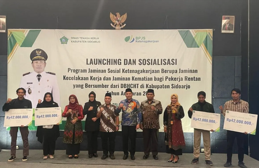 BPJS Ketenagakerjaan Sidoarjo serahkan 13.249 kartu pekerja rentan