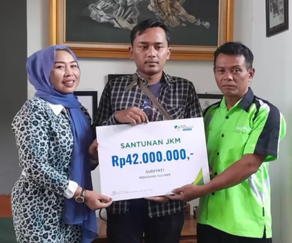 Pedagang Kuliner  Sejuta Bunga Terima Santunan BPJamsostek 