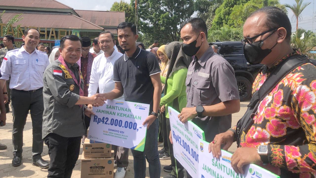 Gubernur Al Haris Serahkan Santunan Jaminan Kematian Program BKBK