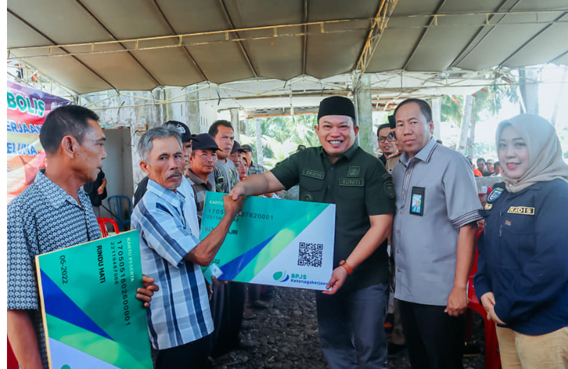 Bupati Seluma Bagikan Kartu BPJS Ketenagakerjaan kepada 450 Nelayan