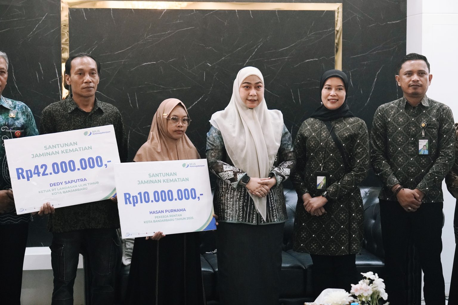 Wali Kota Banjarbaru Serahkan Manfaat BPJS Ketenagakerjaan Kepada Ahli Waris