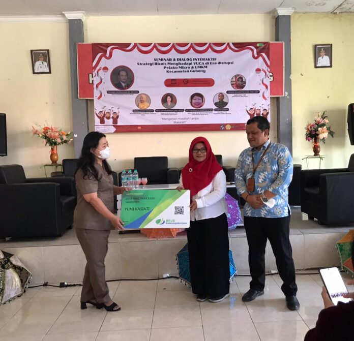 BP Jamsostek Surabaya Karimunjawa Sosialisasi Jaminan Sosial, Dan Bersama RS Adi Husada Memberikan Donasi ke UKM