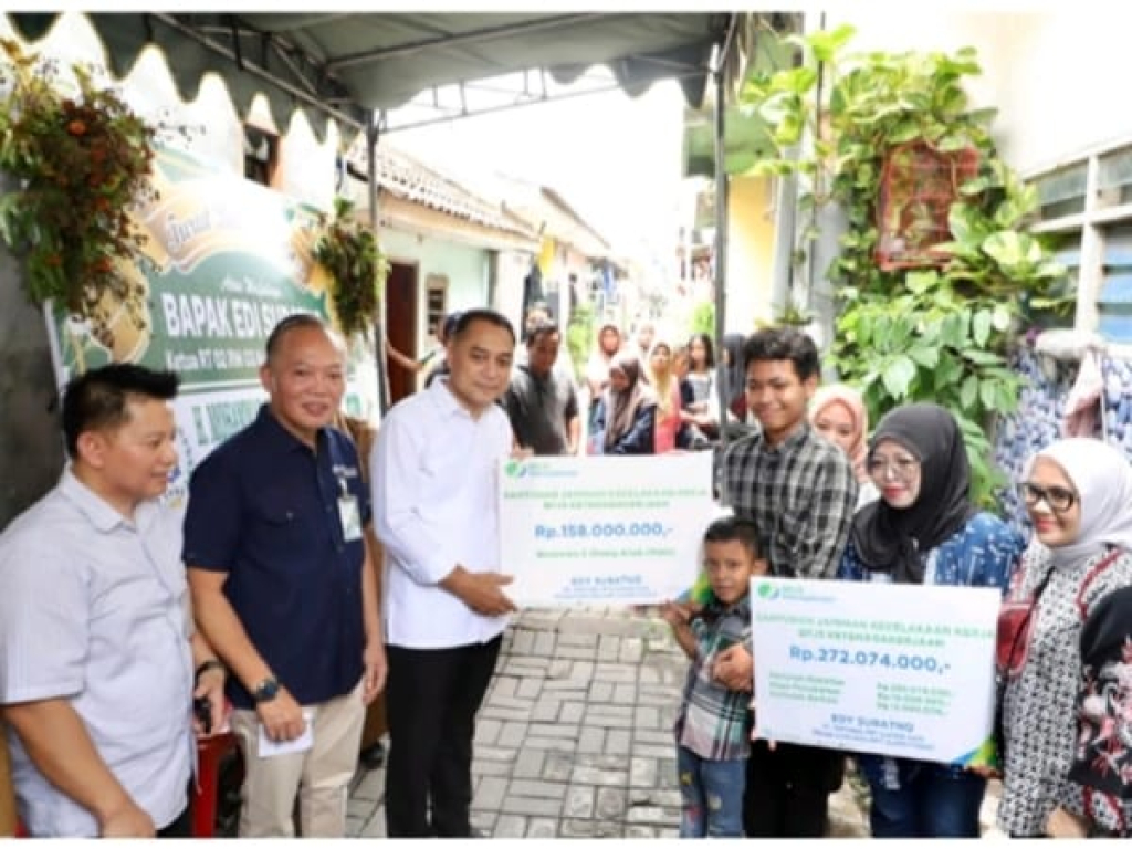 BPJS Ketenagakerjaan Surabaya Darmo Serahkan JKK Meninggal Rp272 Juta dan Beasiswa Rp158 Juta