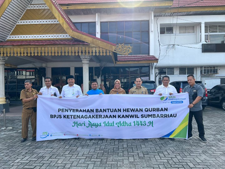 BPJAMSOSTEK Serahkan Sapi Kurban ke Pemprov dan Disnekertrans Riau