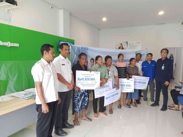 BPJS Ketenagakerjaan Sumba Memberikan santunan Jaminan Kematian (JK) kepada 5 orang Ahli Waris