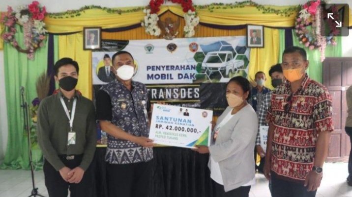 Bupati Ende Serahkan Santunan BPJS Tenaga Kerja