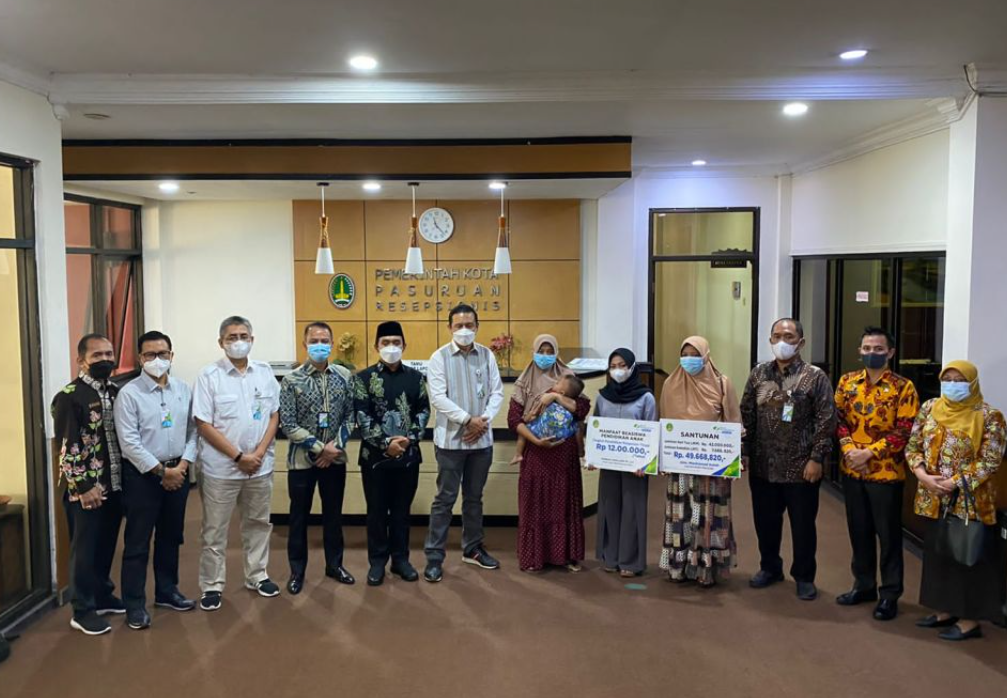 Safari Ramadhan di Pasuruan, Dirkeu BPJAMSOSTEK Serahkan JKM