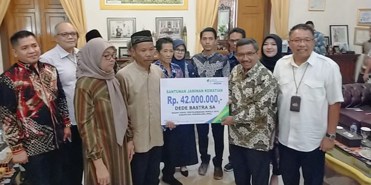 BPJS Ketenagakerjaan Santuni Rp42 Juta Ahli Waris Ketua PPK Cigeulis