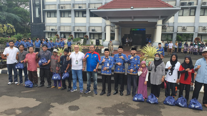 BPJS Ketenagakerjaan Cabang Serang Bagikan Ratusan Paket Sembako Kepada Pekerja Di Lingkungan Kota Serang