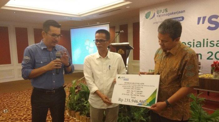 Bpjamsostek Serahkan Rp 231 9 Juta Ke Ahli Waris Sri Wahyuni Korban Kecelakaan Bukit Daeng Batam