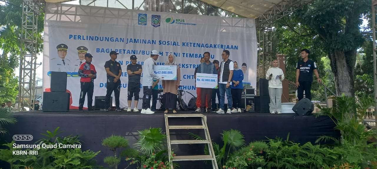 Enam Ribu Warga Dompu Mendapat Bantuan Kartu BPJS Ketenagakerjaan
