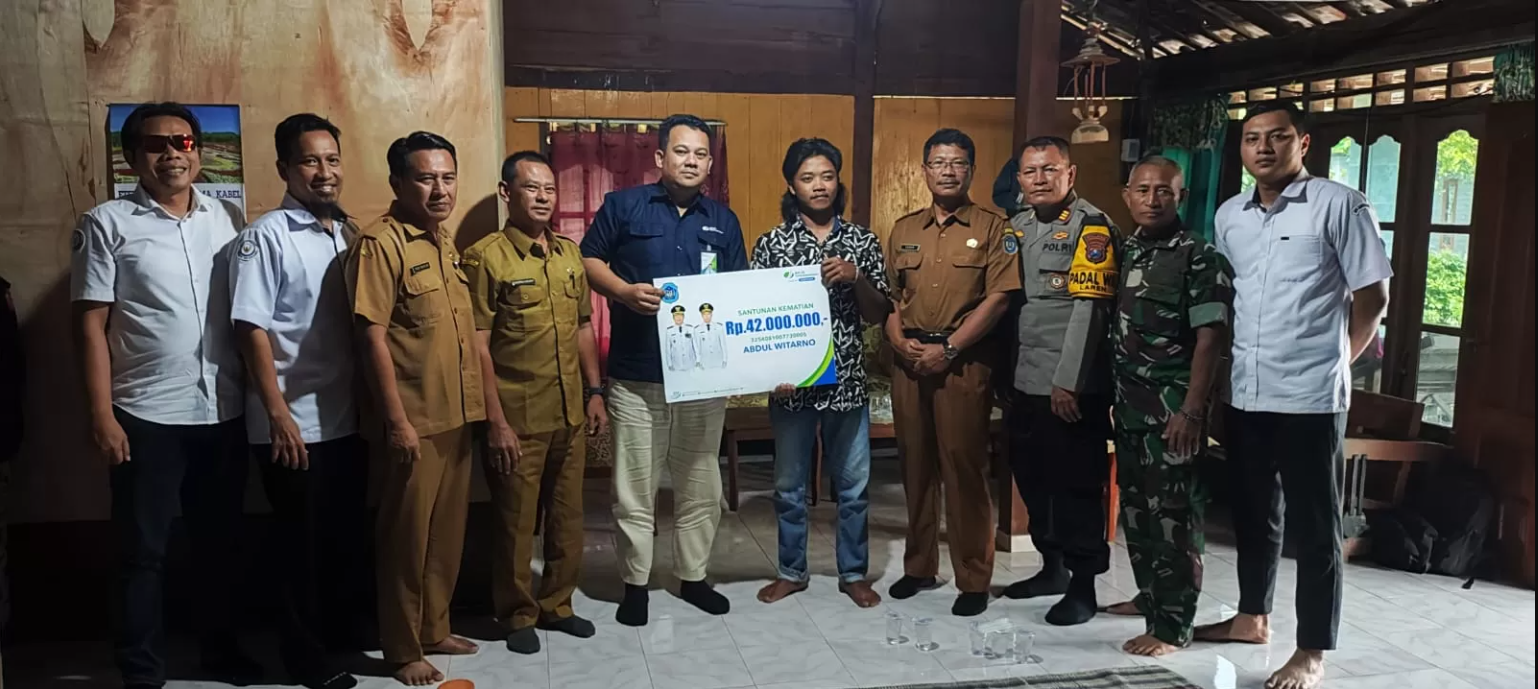 Lindungi Pekerja Informal, BPJS Ketenagakerjaan Cabang Lamongan Serahkan Santunan Kematian Kepada Ahli Waris Senilai Rp 42 Juta